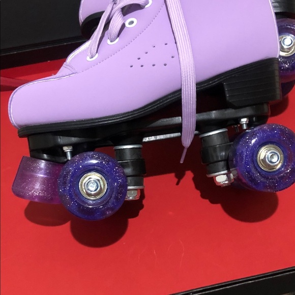 Teens and Adults Lavender Light-Up Women's Roller Skates. - Picture 4 of 5